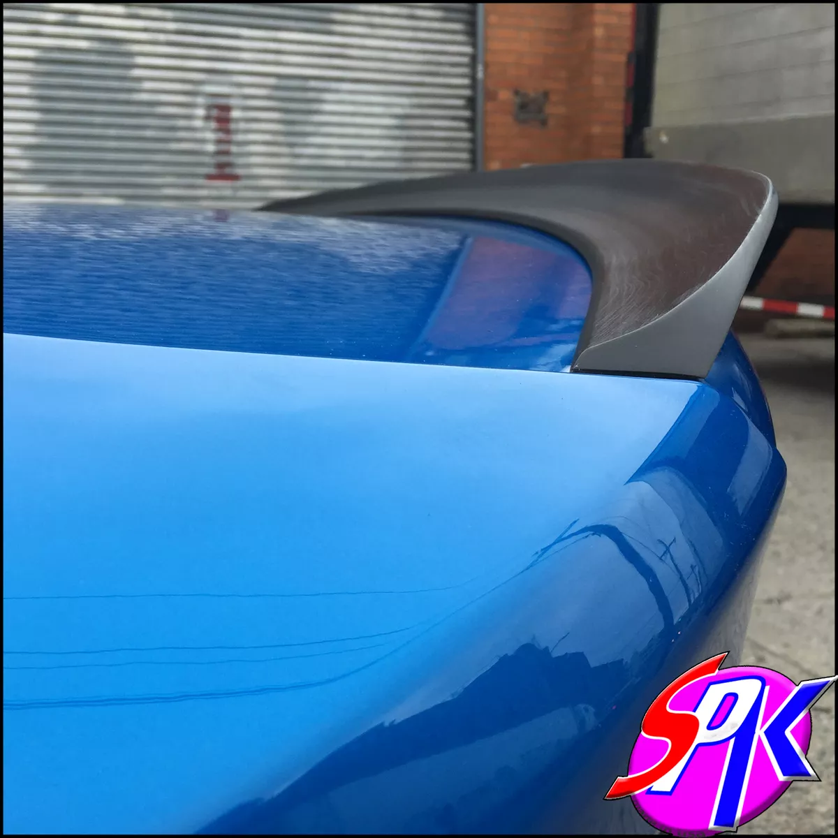 Universal trunk lip spoiler outlet