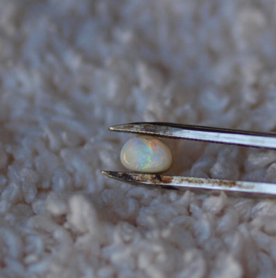 Boulder Opal Edelopal Australien 0,38 ct 2 x 4,5 x 6,3 mm