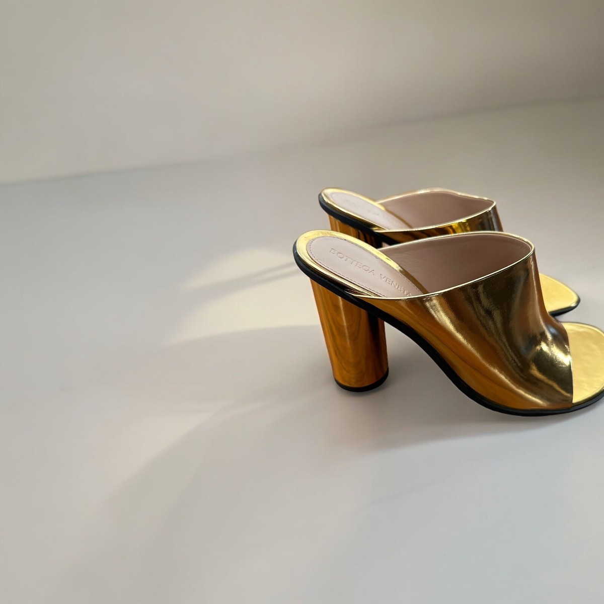 【送料&関税込】Bottega Veneta Atomic Leather Mules BOTTEGA VENETA Atomic intrecciato leather sandals | NET-A-PORTER
