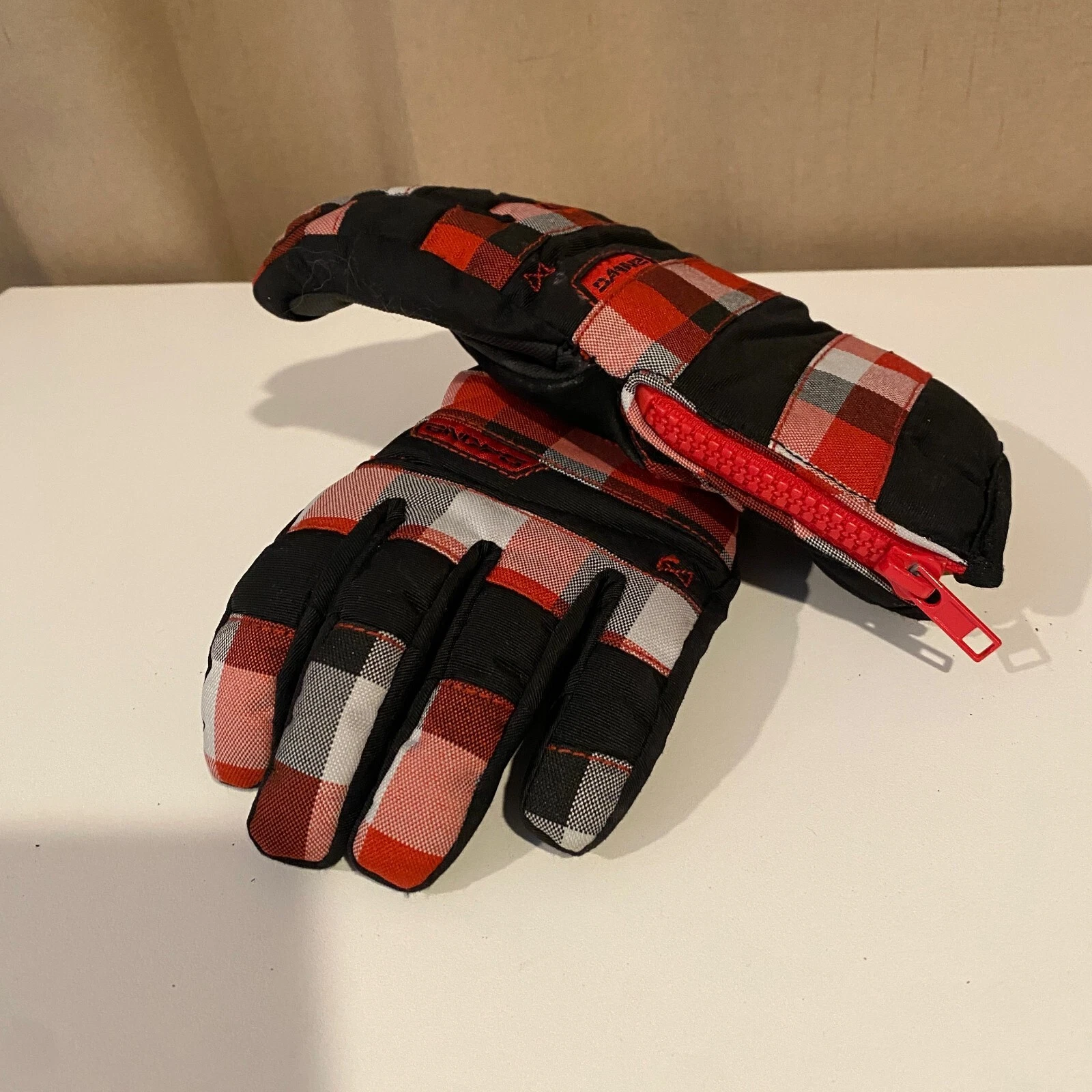 Dakine Youth Snow Gloves Small Black Red White Plaid Snowboarding Skiing