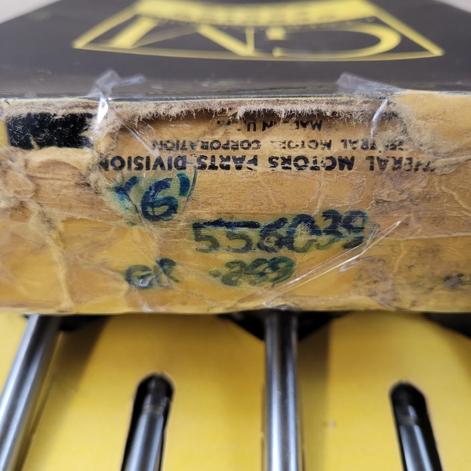 8 nuevas válvulas de admisión GM genuinas NOS 1949-54 Oldsmobile 88 98 556039 Foto 2 de 4