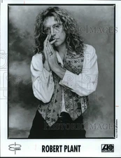 Press Photo Robert Plant, Guitar Player - syp25319