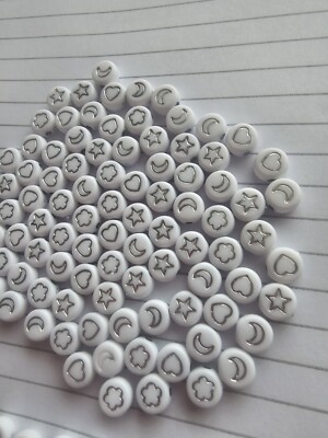 7 mm Weiße Perlen mit Silber Stern Herz Mond Blume Formen Buchstaben 90 Stück Packung 