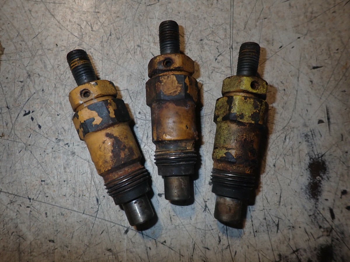 Komatsu 4D95S-W Diesel Engine Fuel Injectors 4D95S 4D95L Komatsu 4D95S-W Diesel Engine Fuel Injectors 4D95S 4D95L