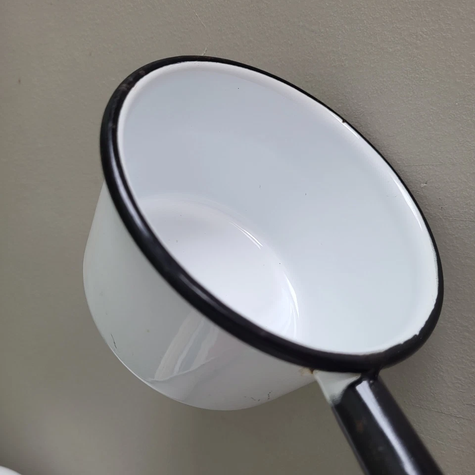 Vintage white/black enamelware 4"D dipper w/ 9" handle - Image 2 of 4