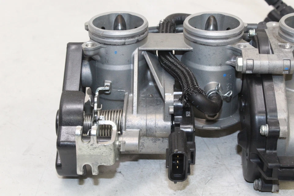 Carburadores de carbohidratos Yamaha Yzf R6 MIKUNI 2008-16 OEM Foto 3 de 4