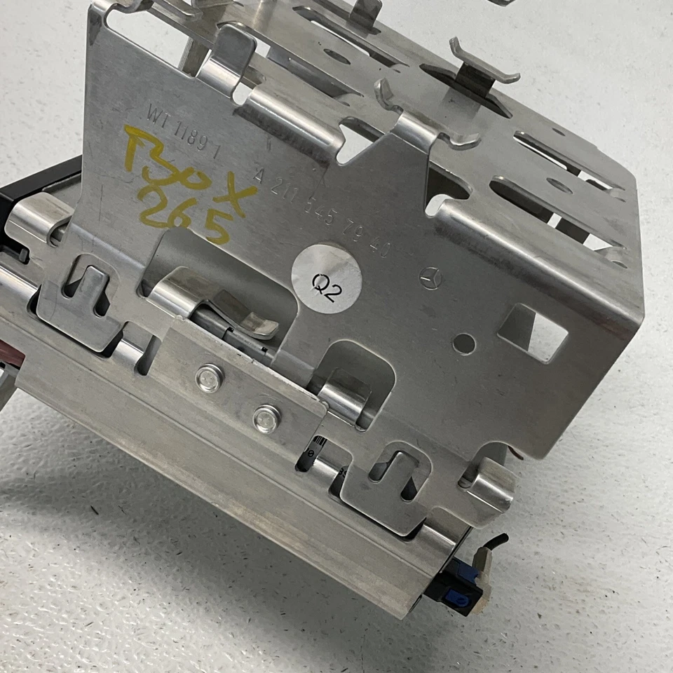 Cambiador de discos CD Mercedes-Benz E300 2008 con soporte A2115457940 OEM Foto 2 de 4