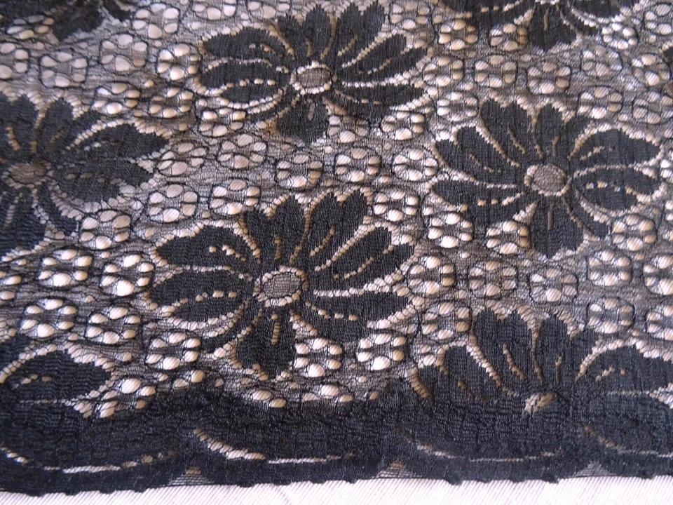 Dentelle noire  - 114 cm x 150 cm - Photo 2/4