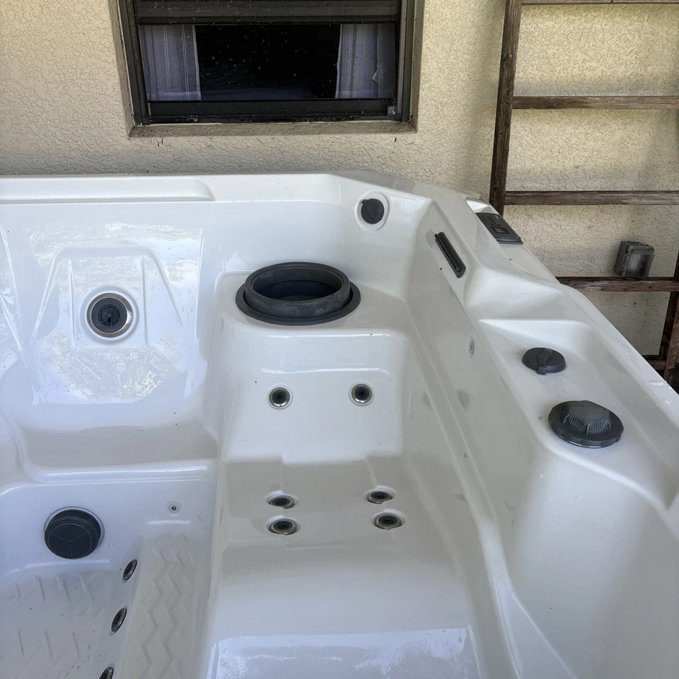 Title: Hot Spot Rhythm / Relay 6-7 Person Hot Tub Spa– Florida Pick Up - Image 3 of 4