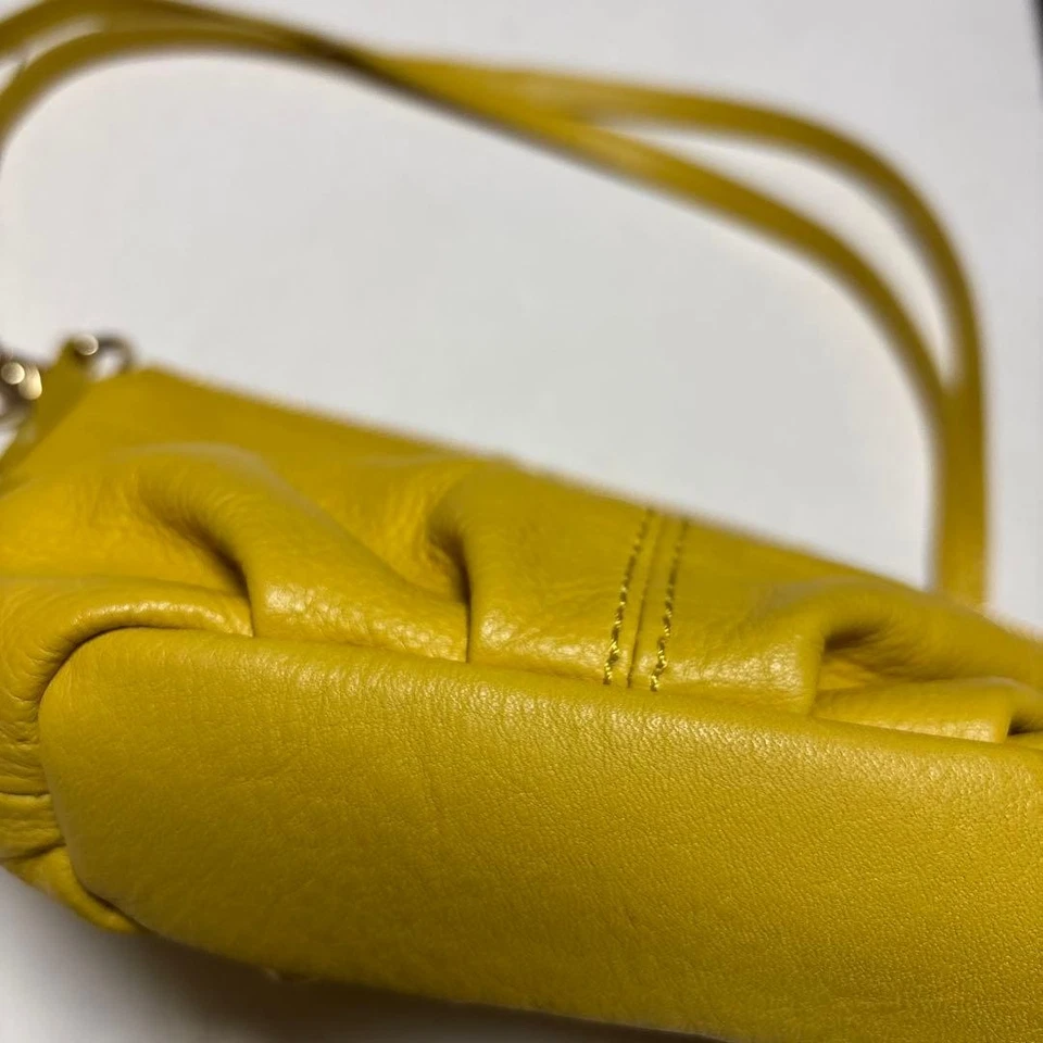 Bolso de hombro Burberry de cuero amarillo con correa ajustable casi como nuevo Foto 4 de 4