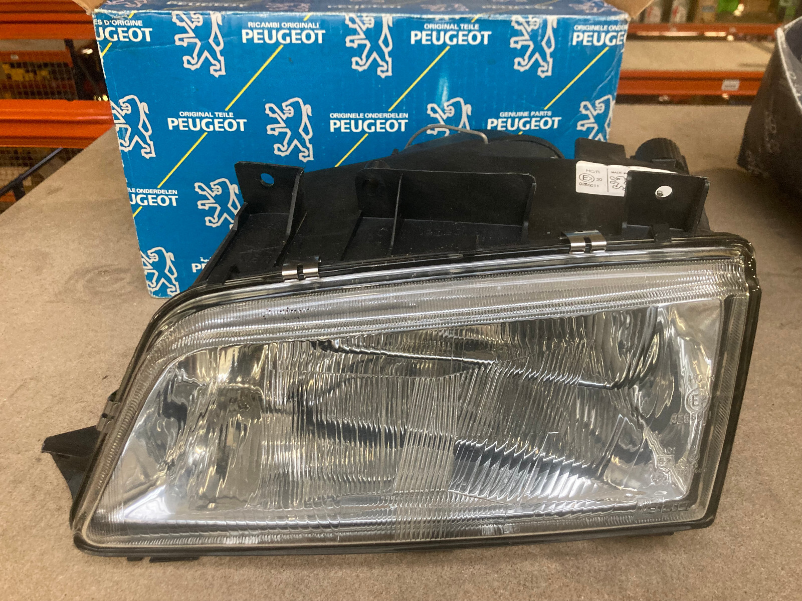 Phare gauche Peugeot 405 résout problème visibilité avec optique H4 Valeo