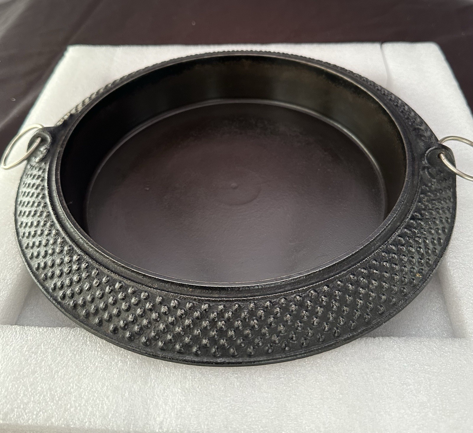 VTG Japanese heavy cast iron sukiyaki nabe (hot pot) textured hobnail rim nambu