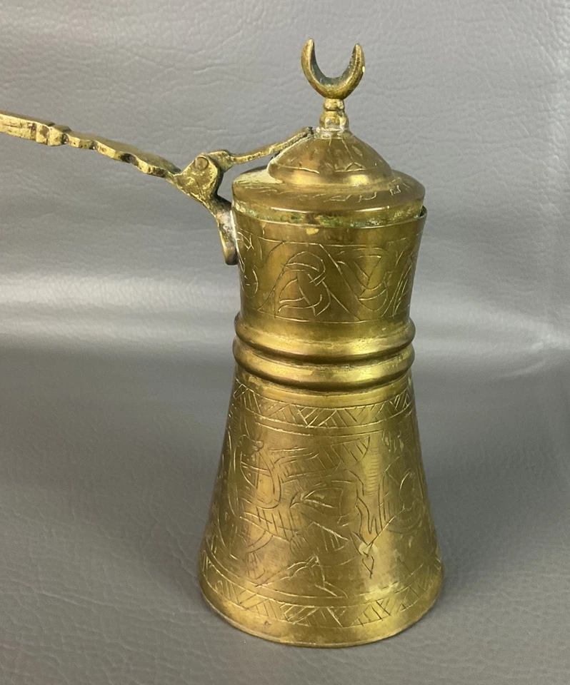 Cafetera turca vintage de latón grabado en latón Foto 3 de 4
