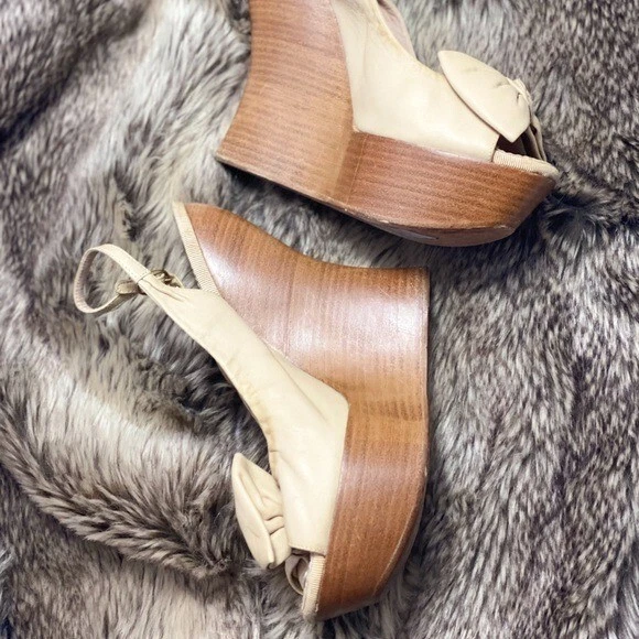 Cunha de madeira Nina Ricci com salto slingback arco couro bege tamanho 8 - Imagem 4 de 4