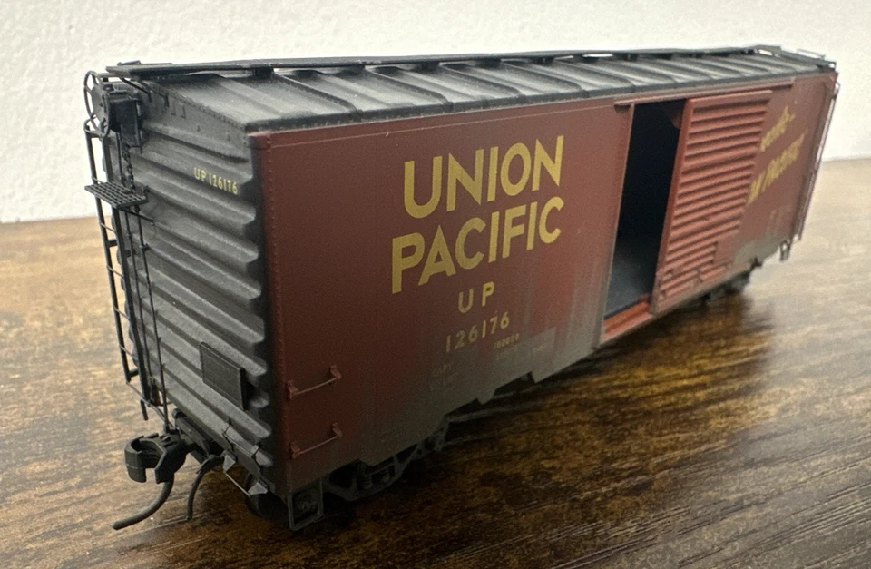 Kadee Cars HO RTR #5203 40’ PS-1 Boxcar - Union Pacific #126176 Pro-Weathered! - Image 4 of 4