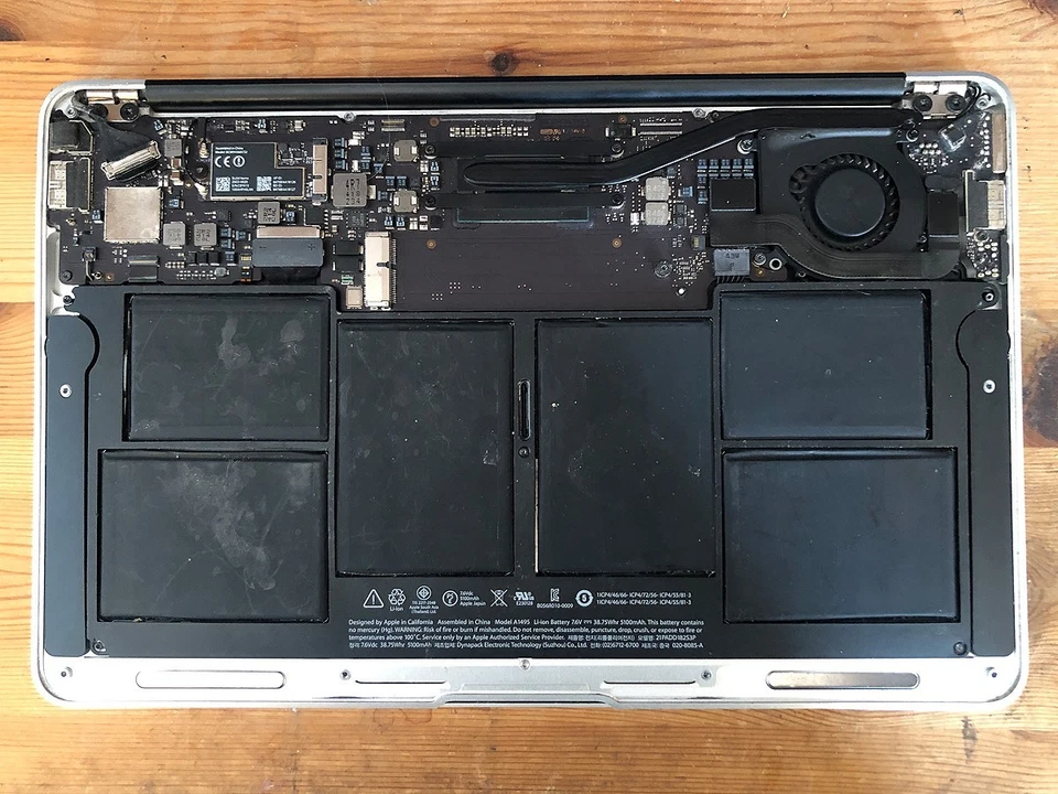 Apple MacBook Air 11" A1465 2014, i5 1.4GHz, 4Gb, *NO SSD*, works, faulty screen - Image 4 of 4