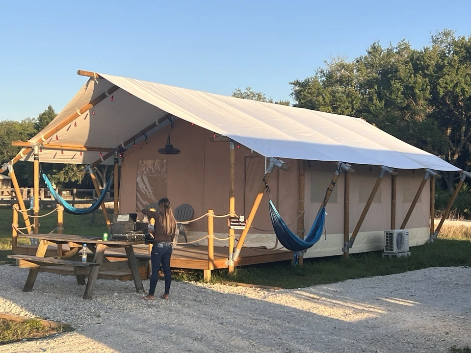 Tienda glamping grande de lujo Safari 48 16x23 con voladizo de 16x10’ Foto 2 de 4