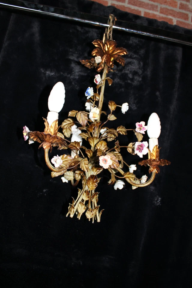 Lámpara de araña vintage francesa de metal con flores de loza 1970  Foto 3 de 4