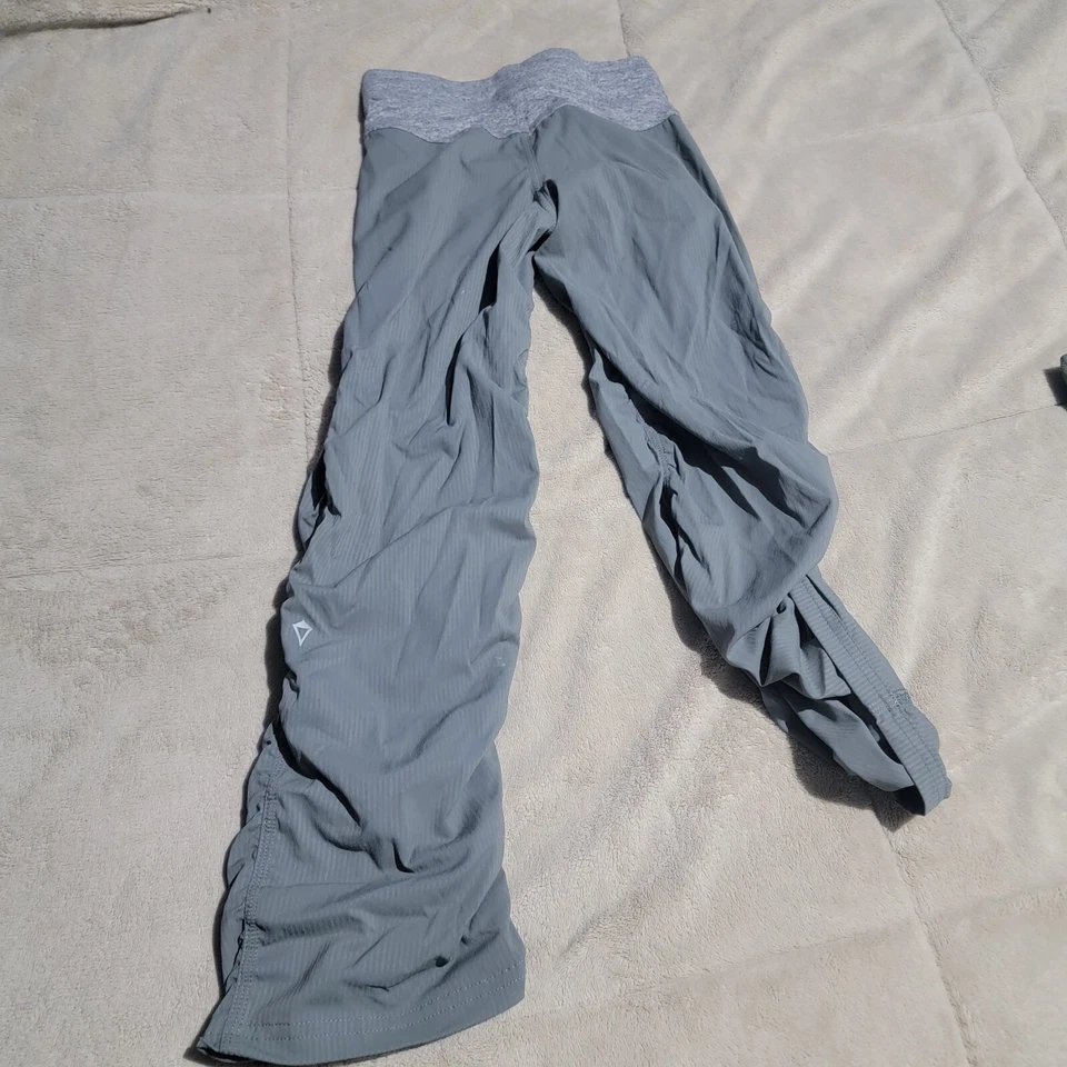 Pantalones de estudio de baile Ivivva de Lululemon para niñas Live To Move talla 6 gris a rayas Foto 2 de 4