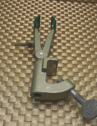 LAB JAWS 2 PRONG 5 1/4" CLAMP/green rubber covers USED