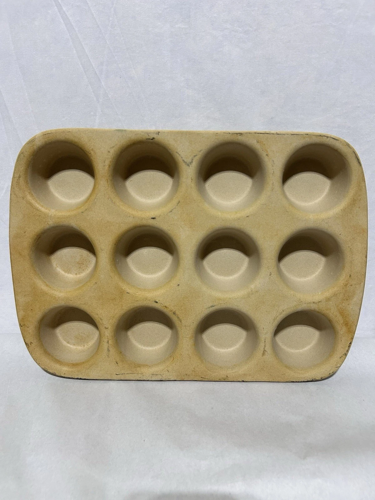 The Pampered Chef Family Heritage Stoneware 12 Cupcake Muffin Pan Baking Stone