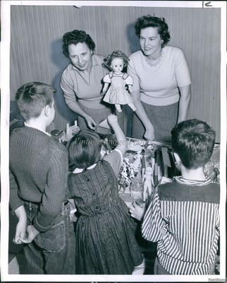 1969 Mrs Me Hammergren Gl Hanson Ryther Child Center Christmas Shop Photo 8x10