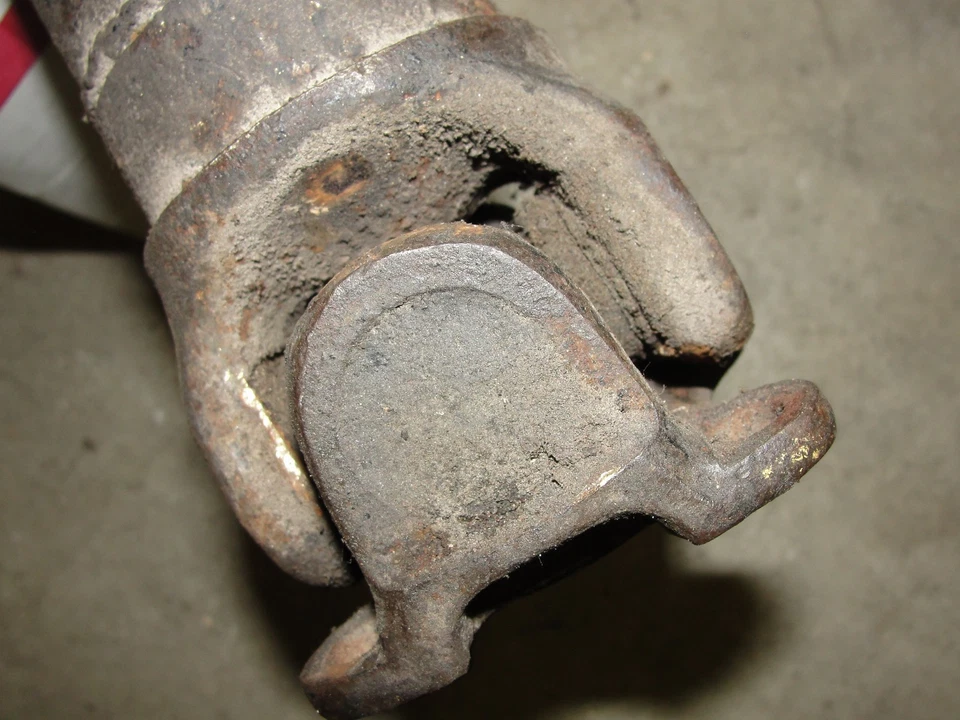 Conjunto de junta en U eje de transmisión trasero usado OE Mercedes-Benz Heckflosse W110,190c,190D Foto 3 de 4