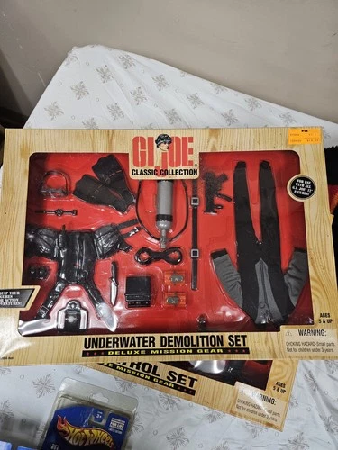 GI JOE UNDERWATER DEMOLITION SET - DELUXE MISSION GEAR CLASSIC COLLECTION