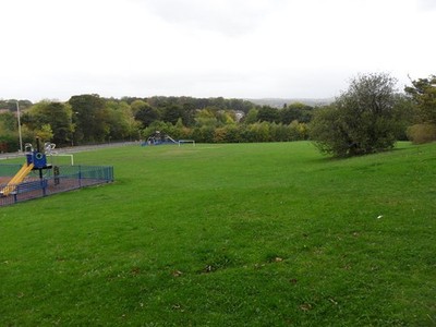 Foto A2 Spielfelder, Almondbury Huddersfield Blick über spielend c2011