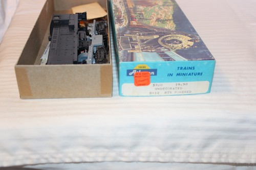 Locomotora diésel Athearn escala HO, S-12, sin decorar, negra, #3700 | Condition: Used