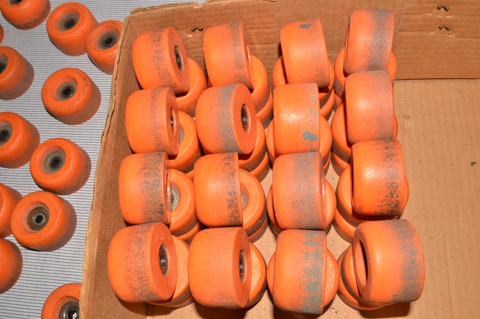 BIG LOT 64 CONED VANATHANE WHEELS Roller Skate Skateboard w/Hartford