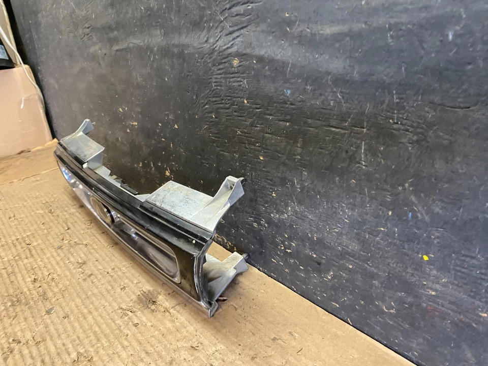 Оригинальная передняя верхняя решетка радиатора для Infiniti M30 1990–1992 годов выпуска S5859 DG - Изображение 2 из 4