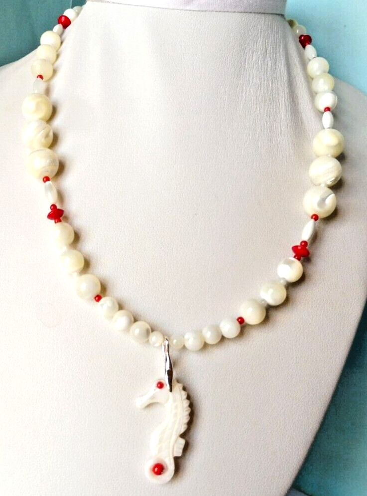 Collier en nacre et corail naturel : le bijou idéal pour illuminer vos soirées d'été en terrasse