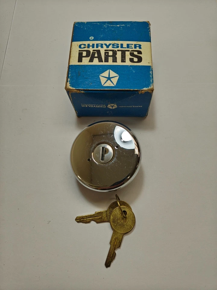 Chrysler Dodge Plymouth 1964-1966 accesorio bloqueo tapa combustible gasolina 2409393 nuevo de stock Foto 3 de 4