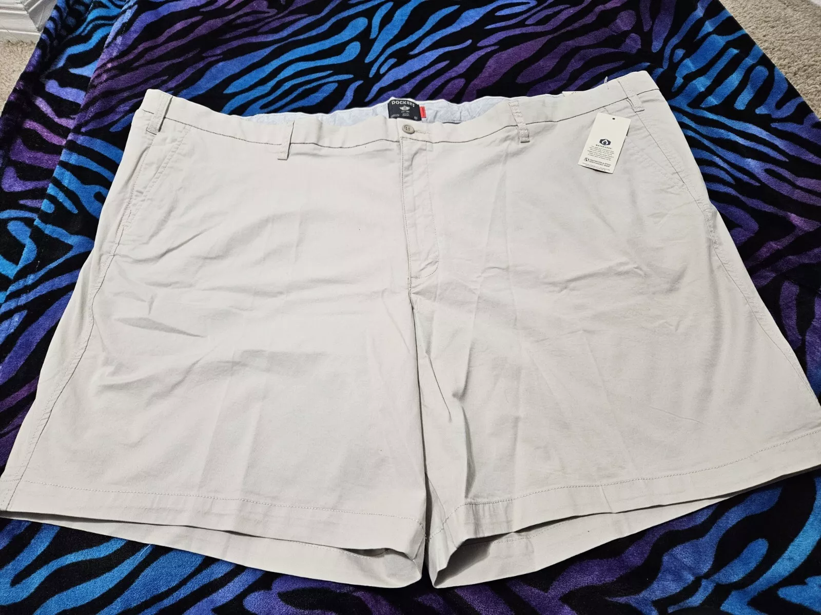 DOCKERS, SHORT HOMME NEUF BEIGE PLAT AVANT SUPREME FLEX, TAILLE 58