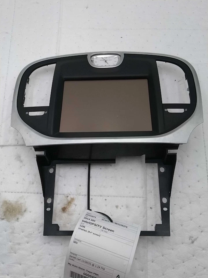 Pantalla de infoentretenimiento usada se adapta a: pantalla Chrysler 300 2014 8,4`` grado A Foto 4 de 4