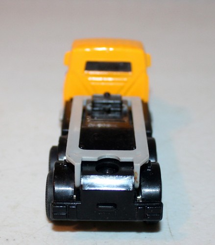 International Busted Knuckle Garage Tow Truck Yellow Showcasts 5.25" Diecast Car - Picture 4 of 4