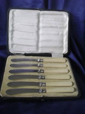 ANTQ  Boxed art deco epns hallmarked silver collared butter Knives x 6