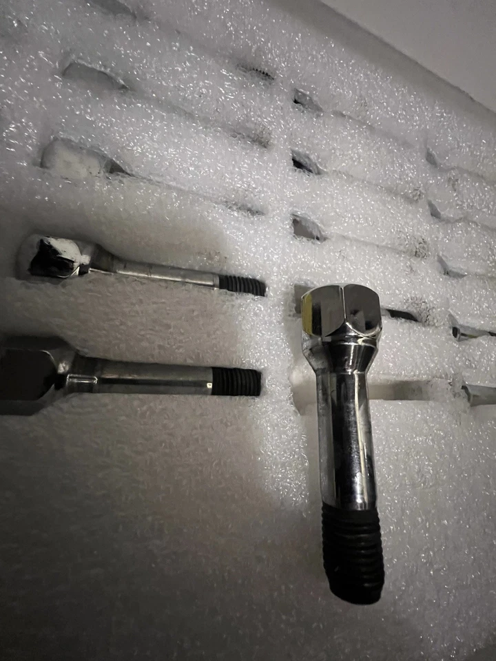 Ferrari 488 GTB - 488 spider - Full Set !!! Genuine Ferrari ! OEM lug nuts !! - Image 4 of 4