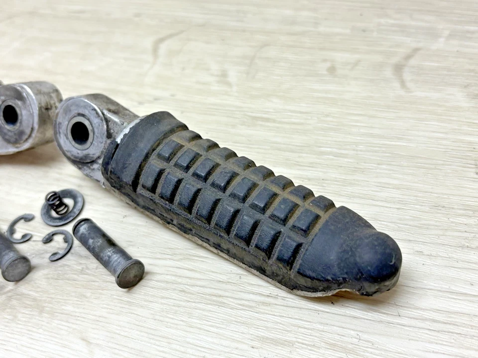 1988 - 1996 GSX600F 600 Katana Suzuki 原始设备制造商 左后乘客钉 脚钉 — 第 3/4 张图片