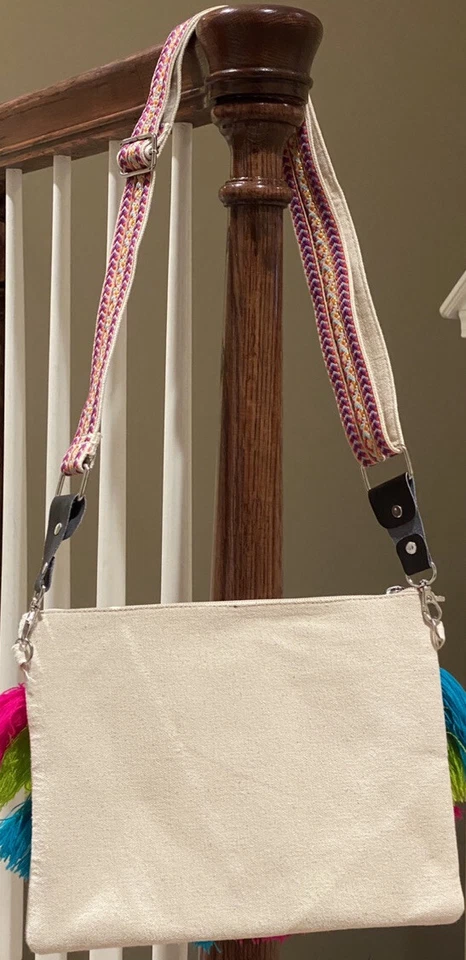 Bolso Bandolera MAGID Blanco y Fucsia Bordado Borla Foto 3 de 4