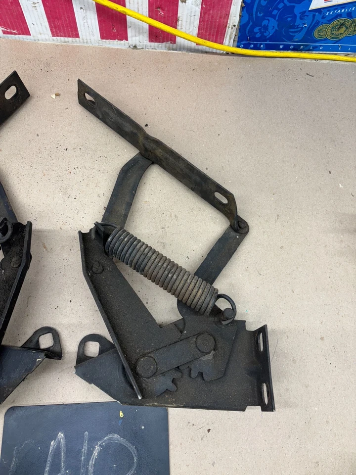 PAR DE BISAGRAS DE CAPÓ BISAGRAS para Pontiac Grand Prix Bonneville Catalina 1967 1968 Foto 3 de 4