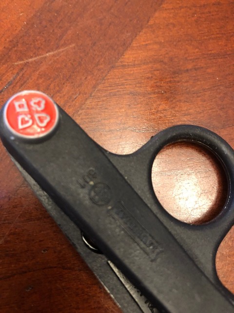 601 M212.45 Mundial 4.75/" Thread Clip Red Dot Scissors