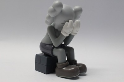 KAWS Passing Through (Grau) Figur