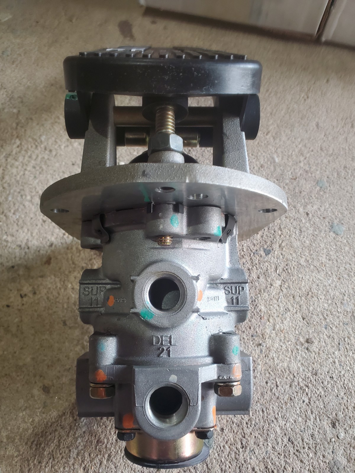 Genuine Bendix Complete E6 Foot Brake Valve With Treadle Assembly, 286171