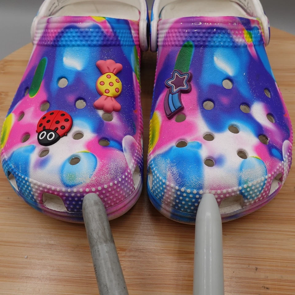 Crocs tamanco sapatos crianças tamanho 13 criança tingimento de gravata joaninha doces jibbitz falhas - Imagem 3 de 4
