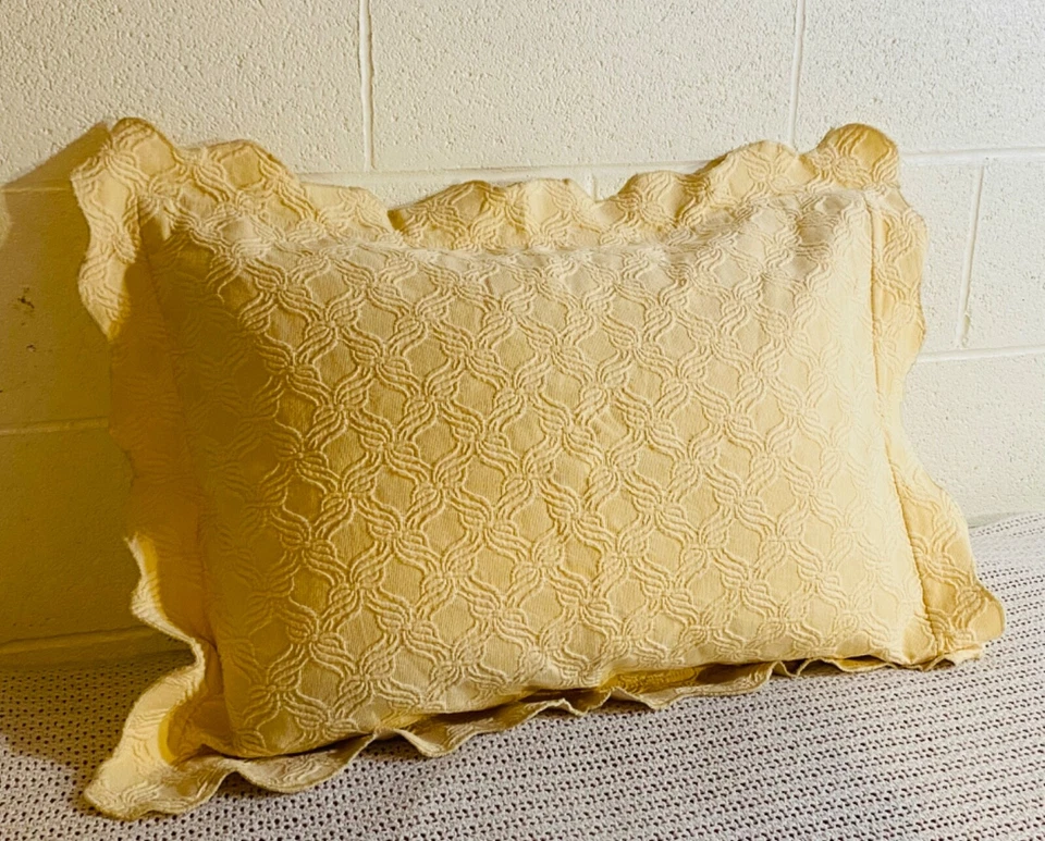 Charter Club Matelassé Almohada Estándar Falsa, Marfil, Festoneada 20” x 26” Foto 4 de 4