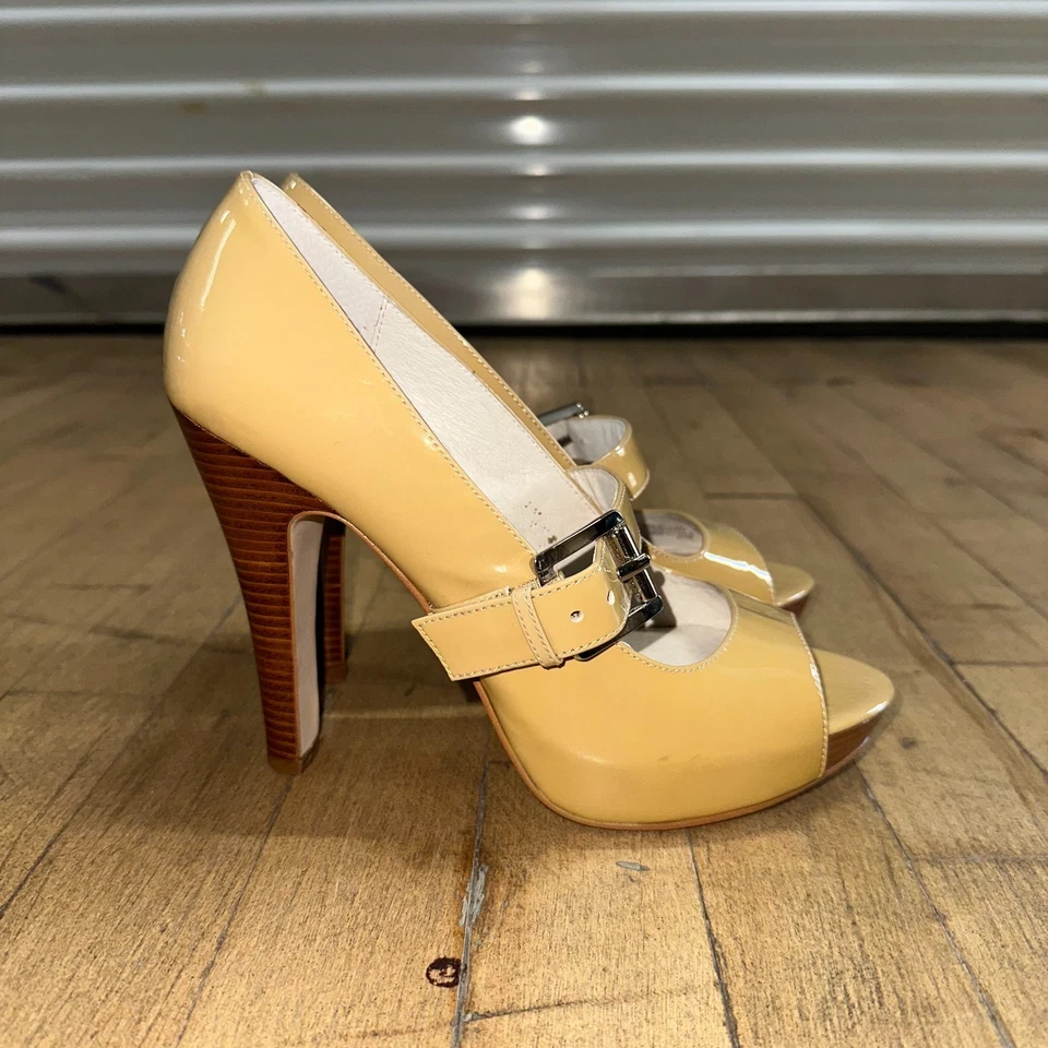 Michael Kors Tacones Altos Mujer Talla 7M Beige Charol Punta abierta Hebilla Vamp Foto 4 de 4