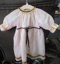 Altes rosa Spitzenkleidchen mit Unterkleid.