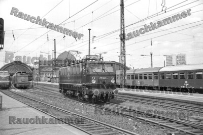 PE-Fotoabzug 10x15 DR 211 048-4 Dresden Hbf 1975 / F224757